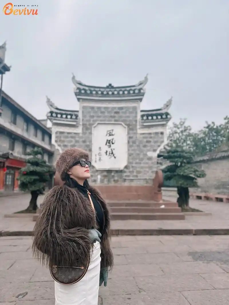 Du khách du lịch tour Phượng Hoàng Cổ Trấn tour du lịch Phượng Hoàng Cổ Trấn 6 ngày 5 đêm