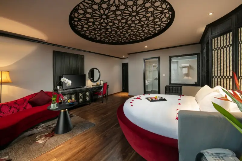 Shining Central Hotel & Spa king suite