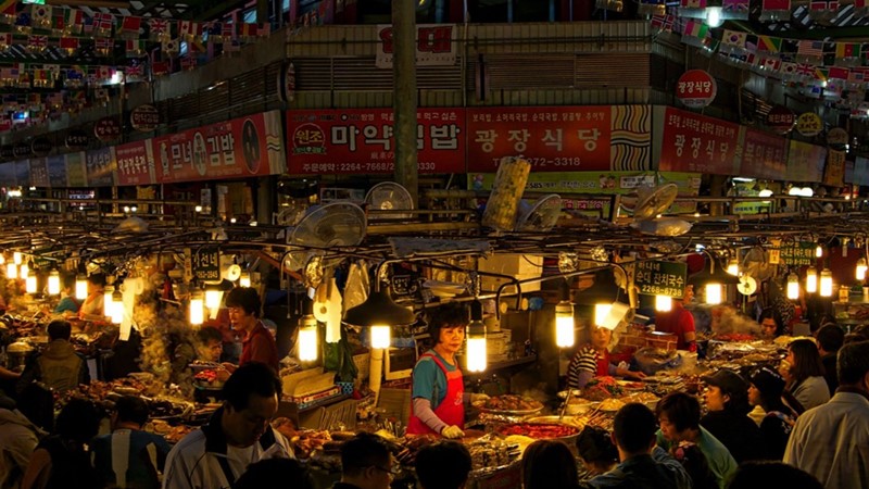 Gwangjang Market tối muộn vẫn vui
