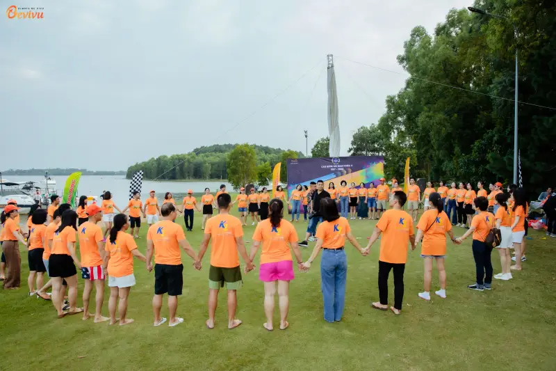 Đoàn nhân viên tham gia các hoạt động vui chơi đoàn tham gia tour du lịch gần công ty