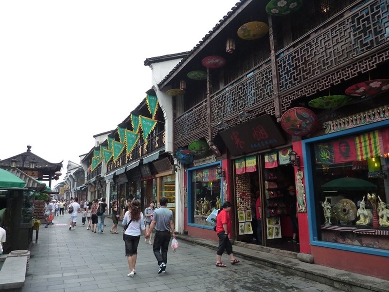 Phố Qinghefang nổi tiếng đa dạng các mặt hàng