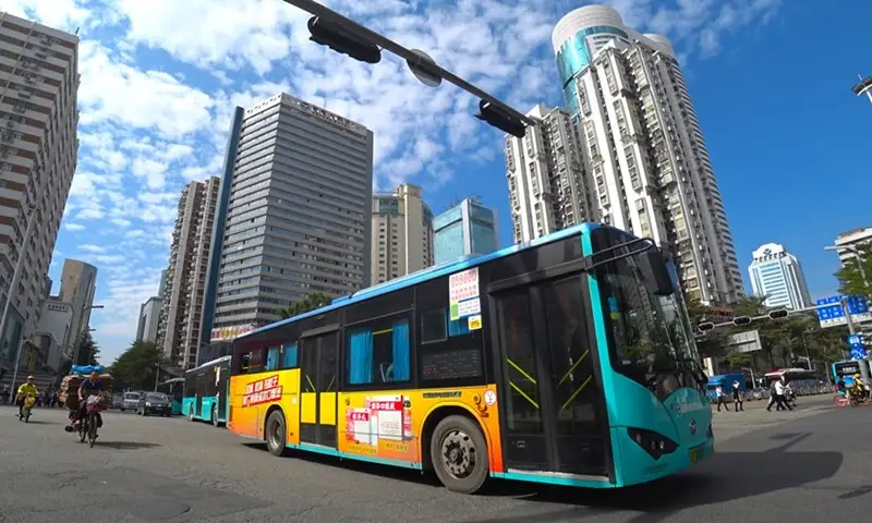 Xe bus được người dân sử dụng phổ biến di chuyển bằng xe bus