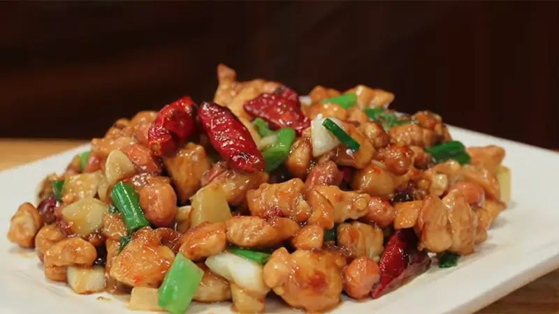 Gà Kung Pao Tứ Xuyên với hương vị cay nồng và đậm đà Gà Kung Pao Tứ Xuyên