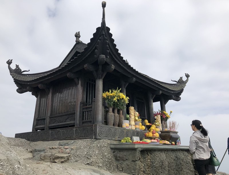 du khách đang thăp hương tại chùa Yên Tử
