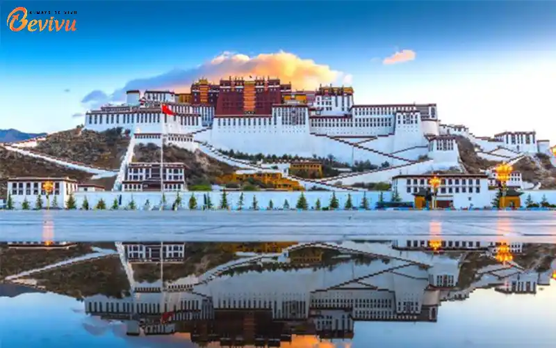 Quang cảnh tại Cung điện Potala Cung điện Potala là một trong những công trình kiến trúc tôn giáo và hoàng gia nổi bật nhất