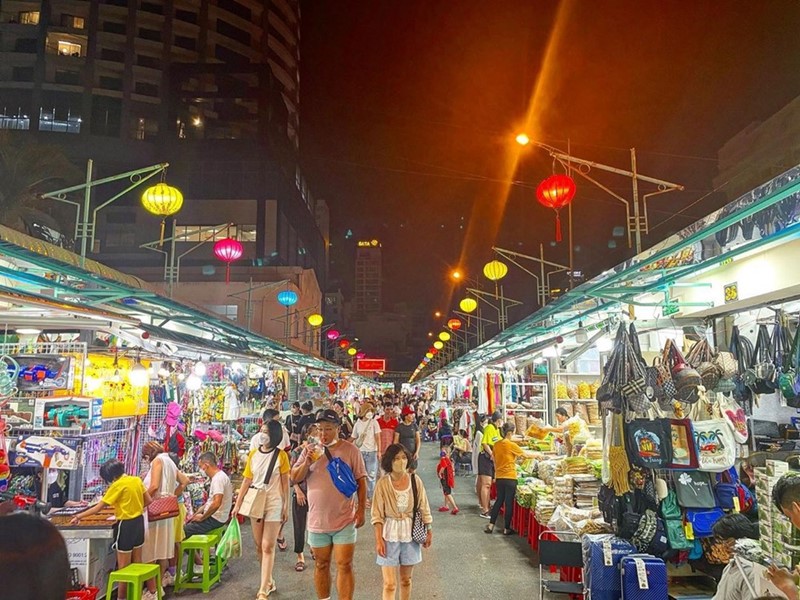 Chợ đêm Nha Trang nhộn nhịp