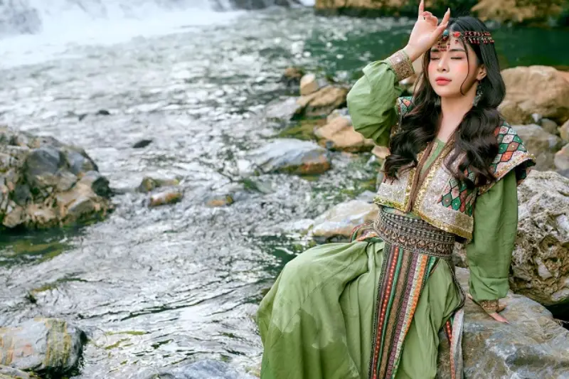 Thác Bạc là điểm đến nổi tiếng trong hành trình du lịch Sapa. Thác Bạc là điểm thượng nguồn của suối Mường Hoa