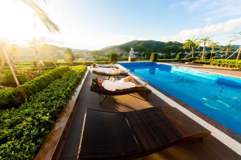 Hồ bơi tại Diamond Hotel Vân Đồn