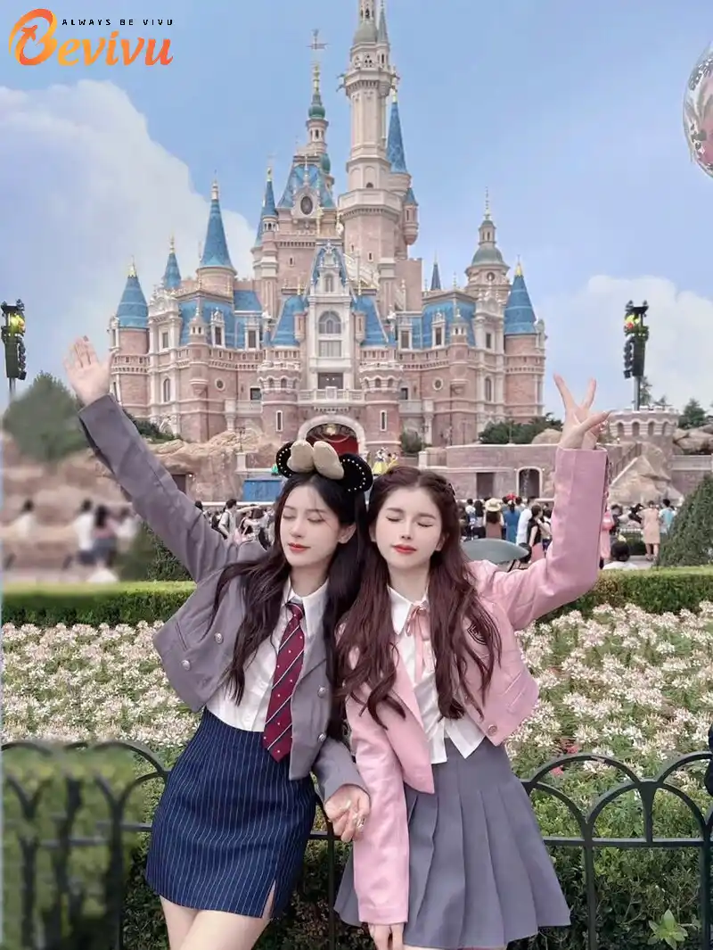 Du khách check-in tại Disneyland Disneyland là điểm đến lý tưởng cho gia đình, cặp đôi hay nhóm bạn