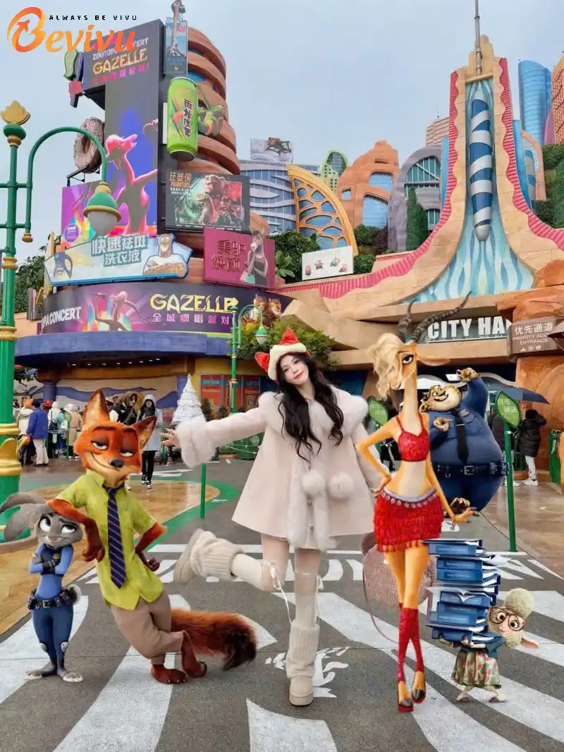 Du khách vui chơi tại Disneyland Tham quan Disneyland