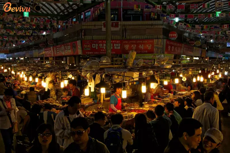 Dù đã muộn nhưng Gwangjang Market vẫm rất đông người lui tới Du lịch Hàn Quốc đi Gwangjang Market