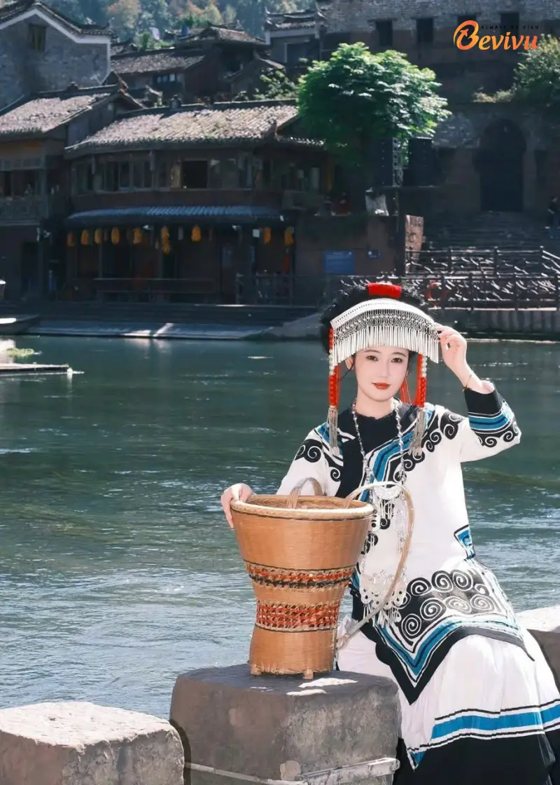 Du khách check-in giữa lòng Phượng Hoàng Cổ Trấn Du lịch Trung Quốc tour Phượng Hoàng Cổ Trấn