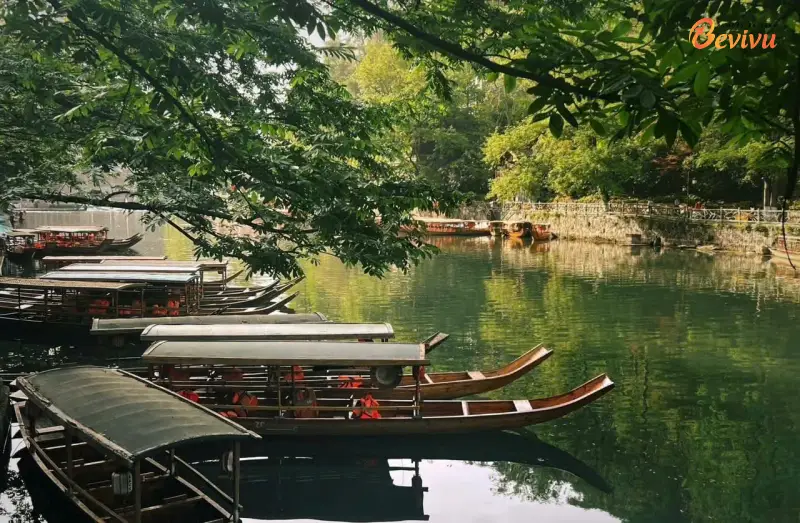 Khung cảnh trên sông Đà Giang du lịch phượng Hoàng cổ trấn tại sông đà giang