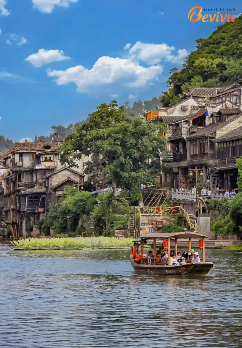 Trải nghiệm du thuyền trên sông Đà Giang văn hóa Phượng Hoàng Cổ Trấn