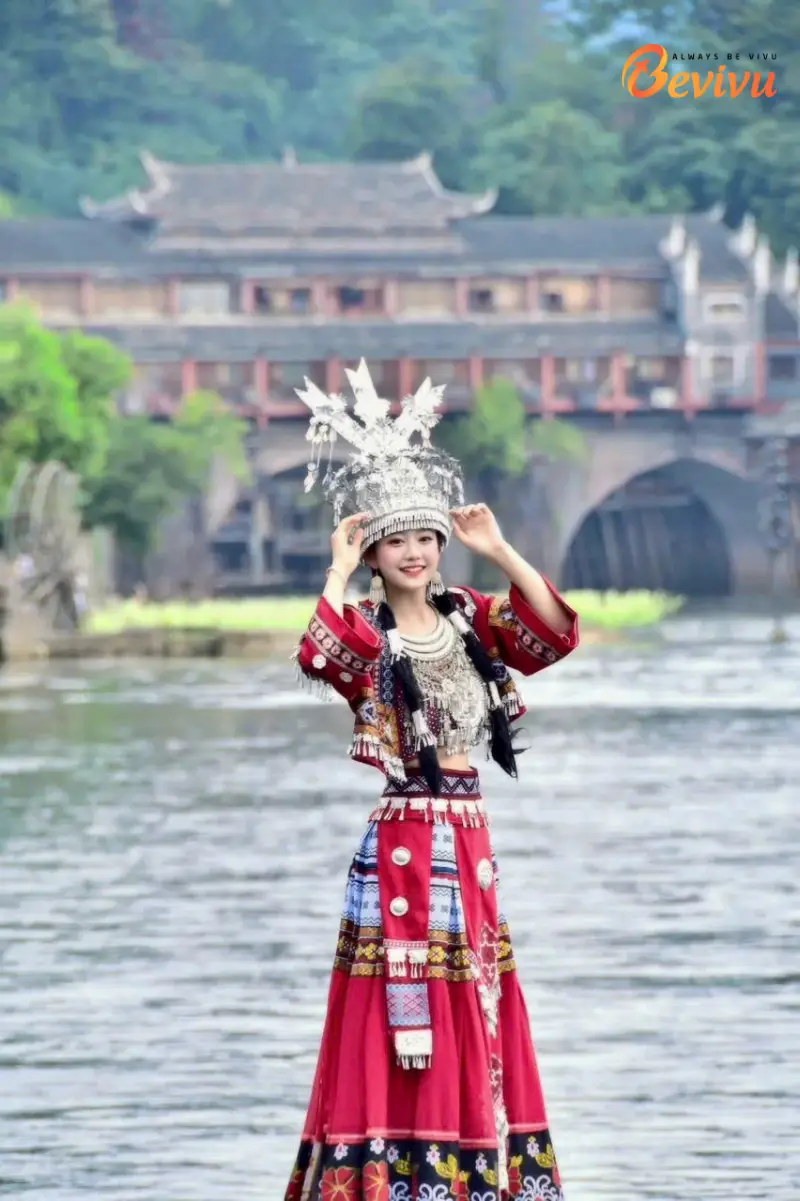 Du khách check-in bên sông Đà Giang Tham quan Phượng Hoàng Cổ Trấn tại cầu đá nhảy