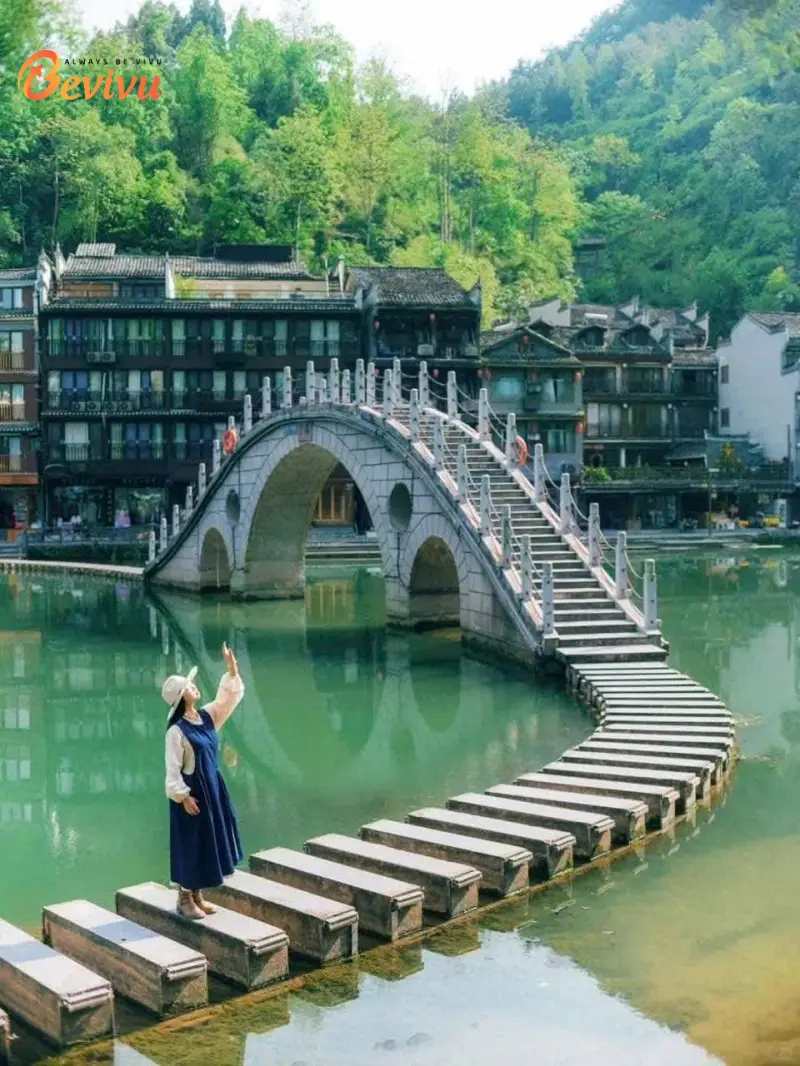 Du khách check-in tại Phượng Hoàng Cổ Trấn du lịch tour trung quốc phượng hoàng cổ trấn