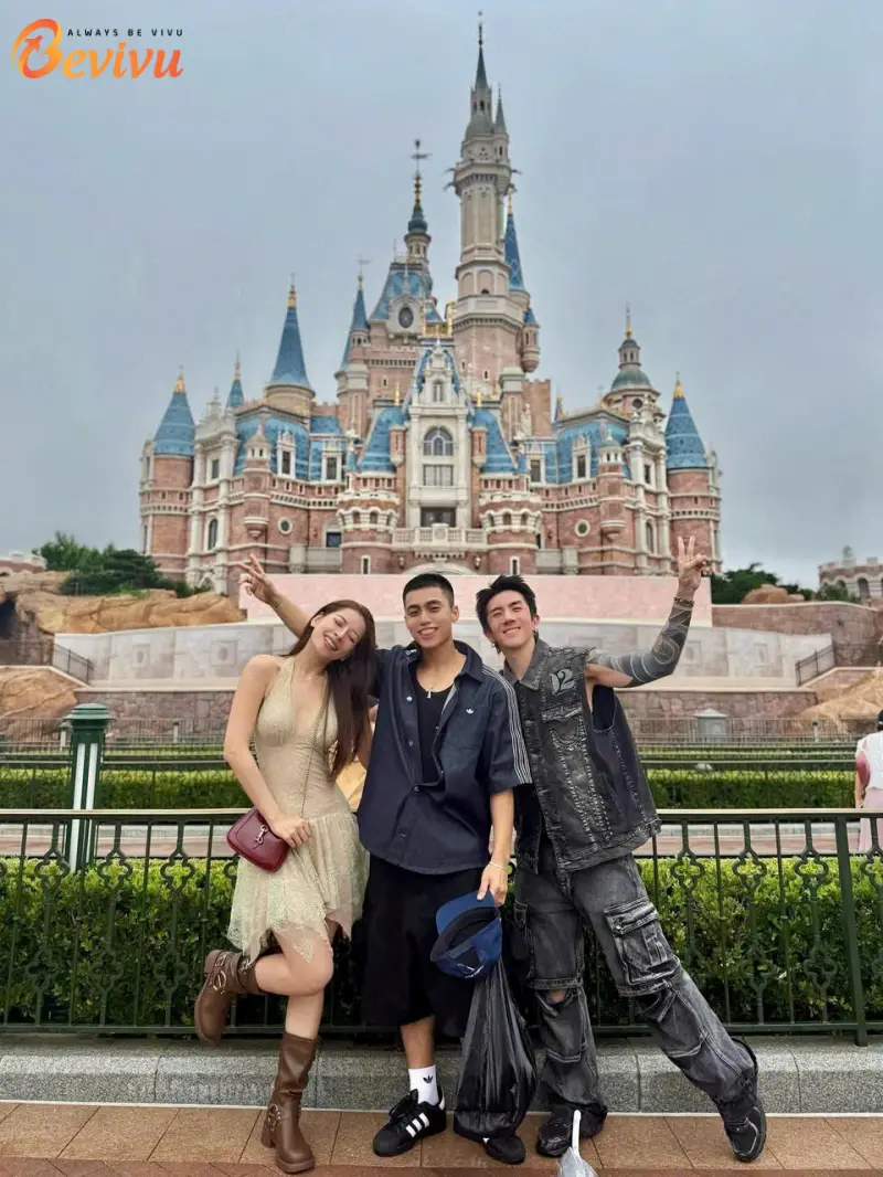 Chipu và Mono check-in tại công viên Disneyland Thượng Hải du lịch tour trung quốc disneyland