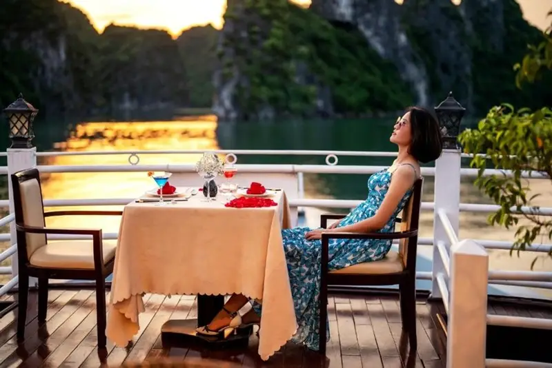 Du thuyền Swan Cruise tại Hạ Long