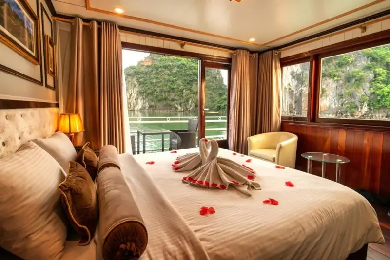 Du thuyền Swan Cruise tại Hạ Long