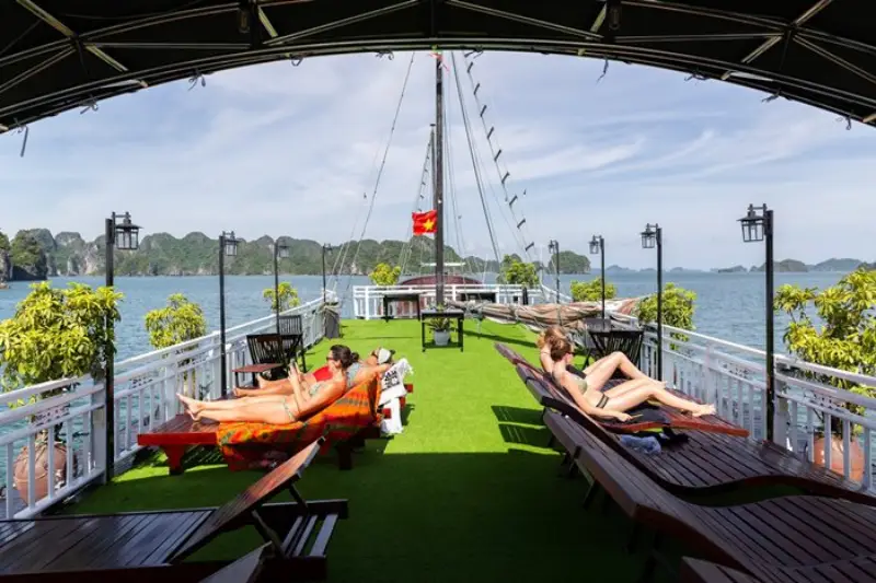 Du thuyền Swan Cruise tại Hạ Long
