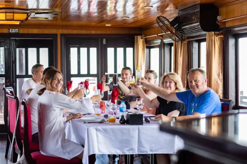 Du thuyền Swan Cruise tại Hạ Long