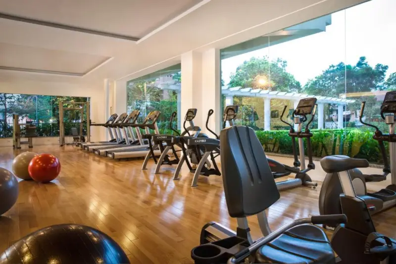 phòng gym tại Elegant Suites Westlake
