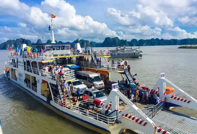 Đi đến Cát Bà bằng phà Phà là một phương tiện quen thuộc khi đến Cát Bà
