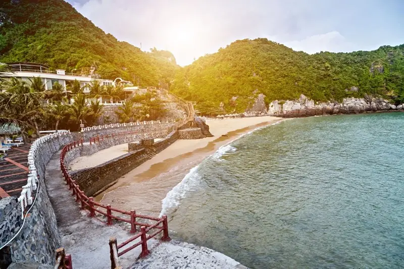 Bãi tắm đẹp trên đảo Cát Bà Bãi tắm đẹp trên đảo Cát Bà