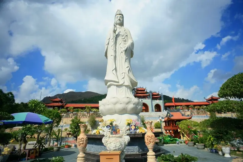 Bức tượng Quan Thế Âm Bồ Tát Tượng Phật Quan thế âm bồ tá cao lớn tại chùa ba vàng
