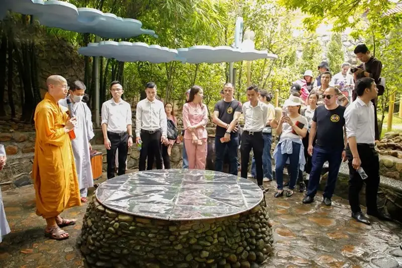 Giếng nước khổng lồ chùa ba vàng có giếng nước khổng lồ