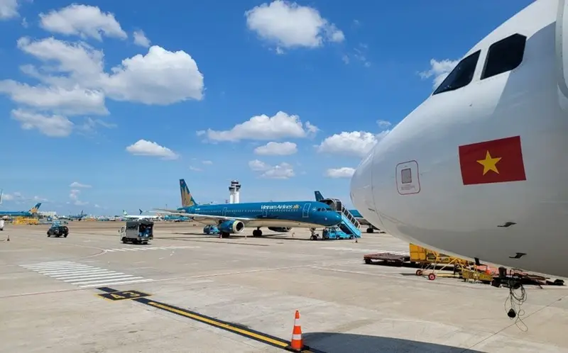 Đi máy bay Đi máy bay đến chùa Ba Vàng