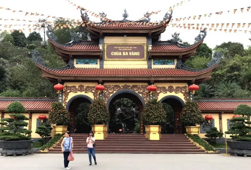 Chùa Ba Vàng là một trong những địa điểm du lịch văn hóa tâm linh hàng đầu ở tỉnh Quảng Ninh Chùa Ba Vàng nằm ở tỉnh Uông Bí