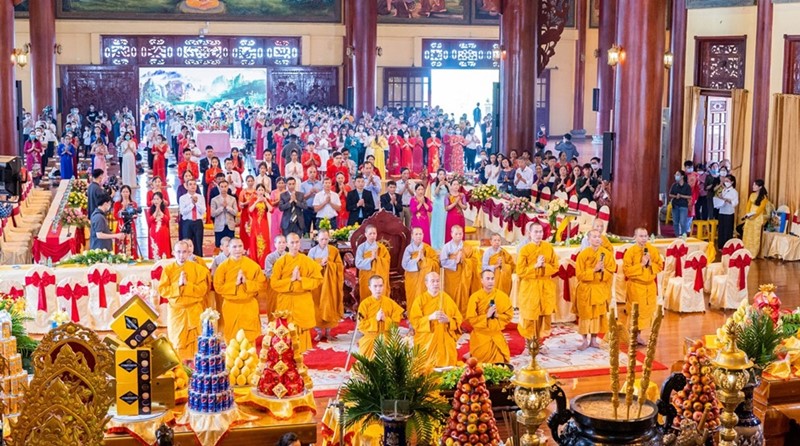 Mọi người thành tâm dâng lễ tại chùa Ba Vàng