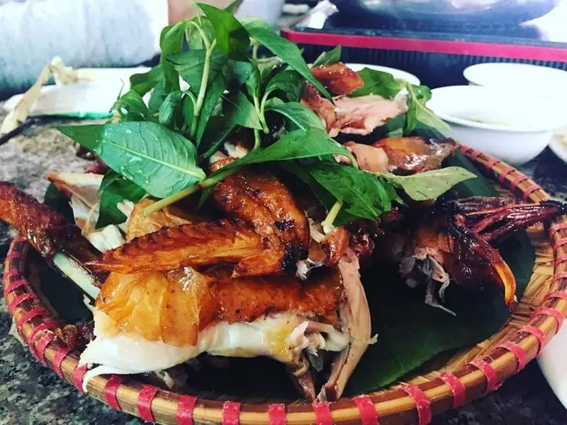 Chọn chỗ ăn hợp lý Bạn cần chọn chỗ ăn hợp lý khi đến chùa Ba Vàng