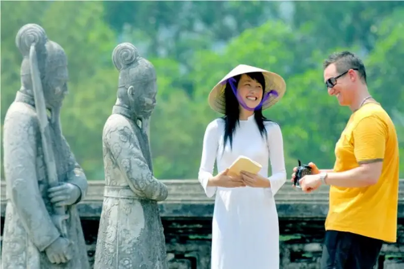 Hướng dẫn viên chuyên nghiệp bạn cần có hướng dẫn viên khi đi chùa Ba Vàng