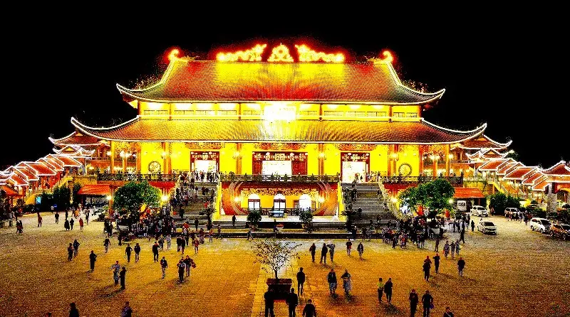 Chùa Ba Vàng lung linh về đêm chùa ba vàng được tu sửa nhiều lần