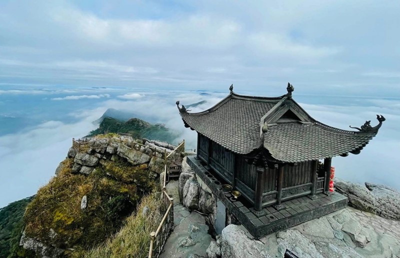chùa Yên Tử nằm ở nơi địa hình khá cao và dốc