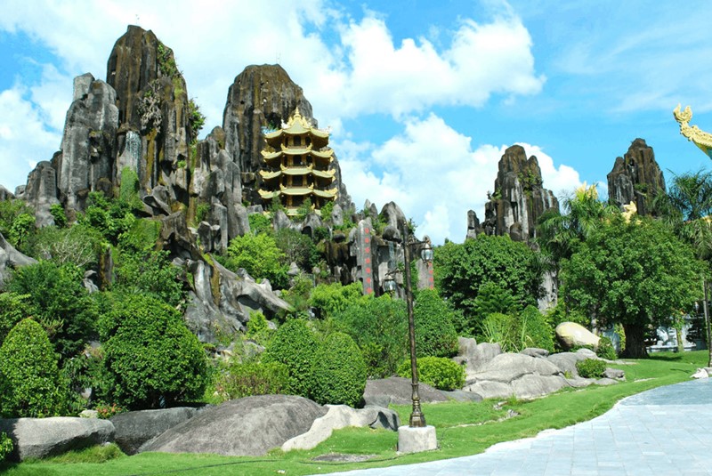 Ngũ Hành Sơn là một quần thể có 5 núi ở Đà Nẵng
