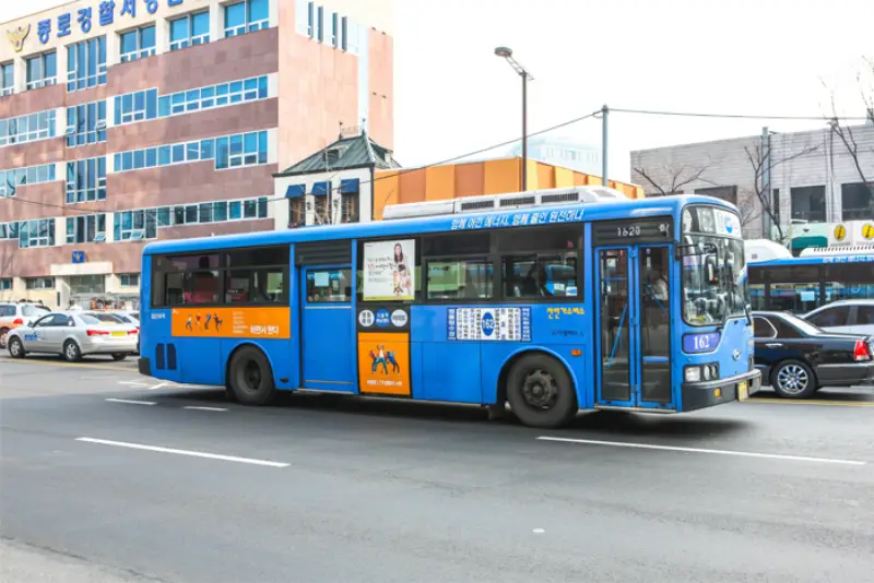 Xe bus là phương tiện được nhiều người lựa chọn Di chuyển bằng xe bus
