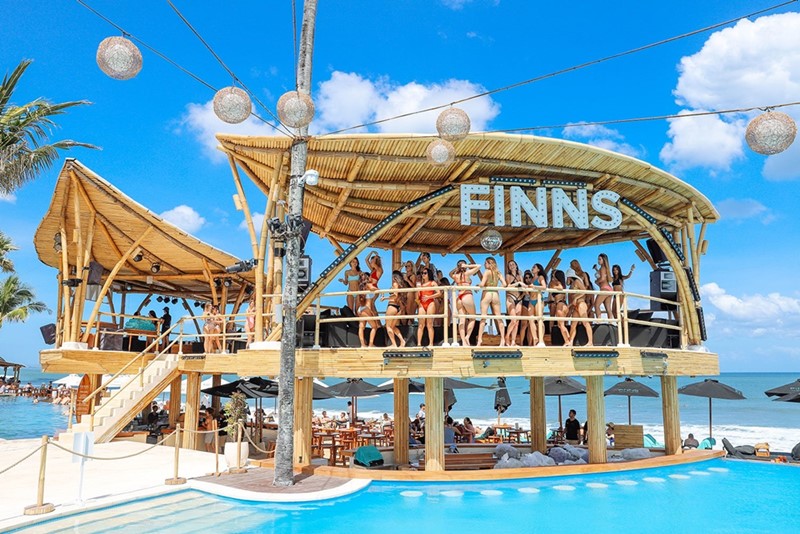 Finns Beach Club nhộn nhịp 