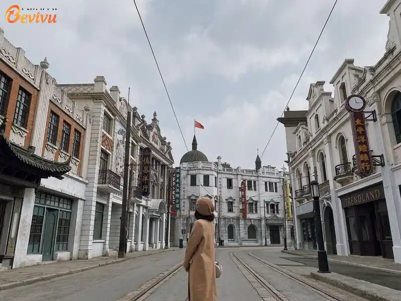 Quang cảnh tại Phim trường Thượng Hải Phim trường Thượng Hải là sự kết hợp hoàn hảo giữa kiến trúc cổ kính và các công trình hiện đại