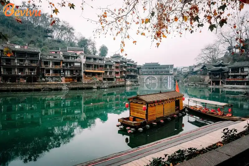 Quang cảnh tại Phố cổ Phượng Hoàng Du lịch Phượng Hoàng Cổ Trấn phố cổ