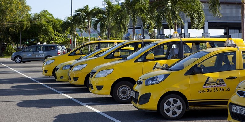 Du khách có thể thuê taxi ở sân bay cam ranh