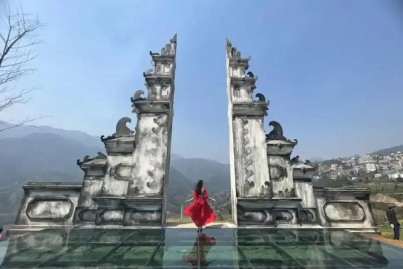 Điểm đến trong review du lịch Sapa view đẹp là Cổng Trời. Cổng Trời là điểm đến du lịch có view đẹp tại Sapa