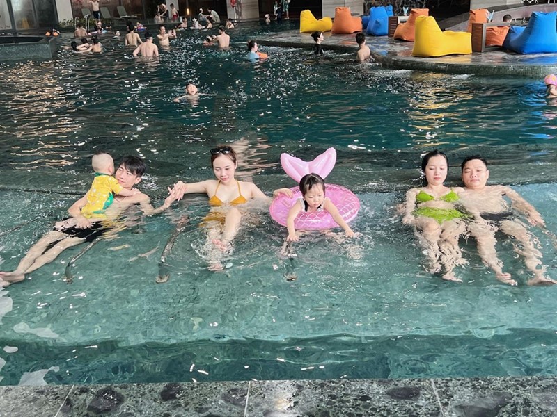 gia đình vui chơi trong bể bơi của Cát Bà