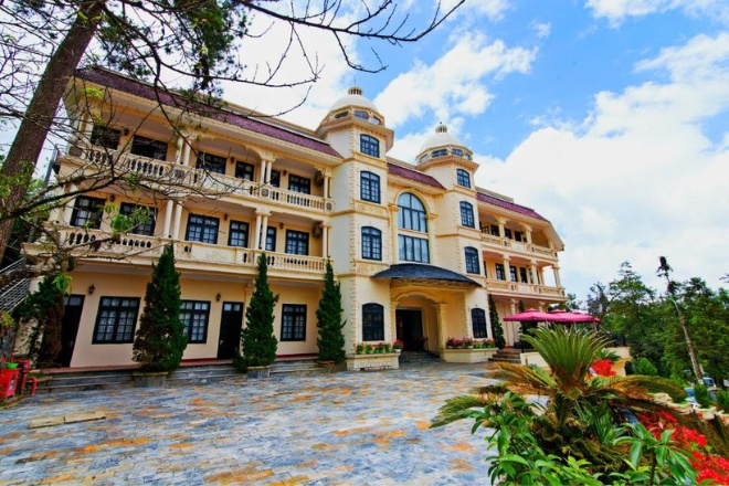 Lacasa Hotel nằm giữa vùng Thung lũng Mường Hoa và dãy núi Fansipan