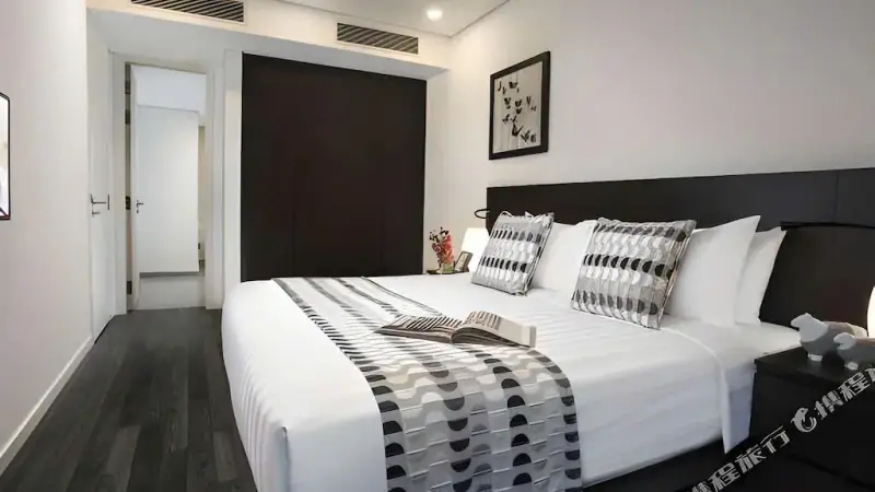 Somerset West Point Hanoi phòng deluxe