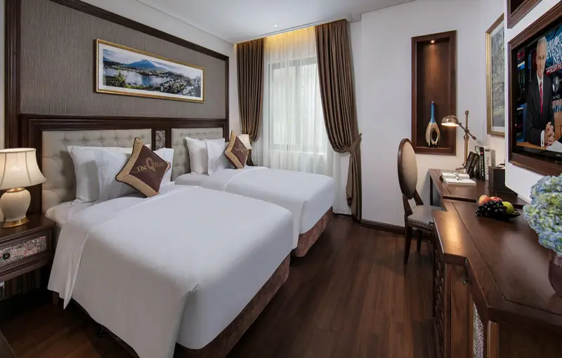 phòng deluxe tại The Q Hotel
