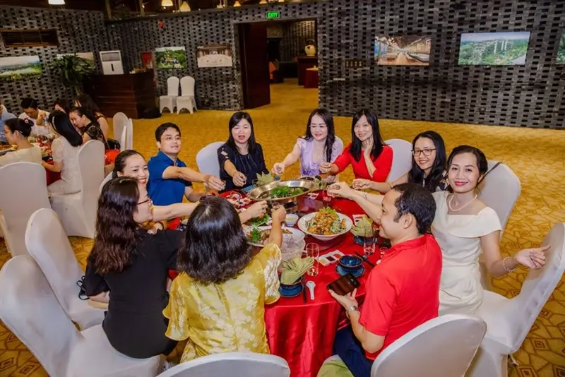 Lựa chọn địa điểm và dịch vụ phù hợp Tiệc tất niên cần lựa chọn không gian và thời gian phù hợp