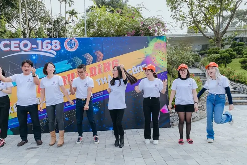 Chuẩn bị các hoạt động và chương trình cho buổi tiệc Nhân viên hứng khởi trong bữa tiệc